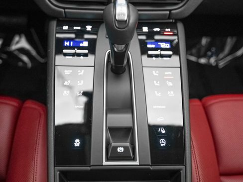 Certified 2025 Porsche Macan image 22