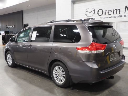 Used 2014 Toyota Sienna XLE image 24