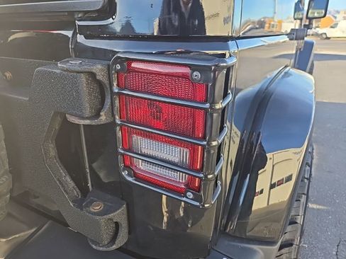 Used 2017 Jeep Wrangler Unlimited Rubicon image 32