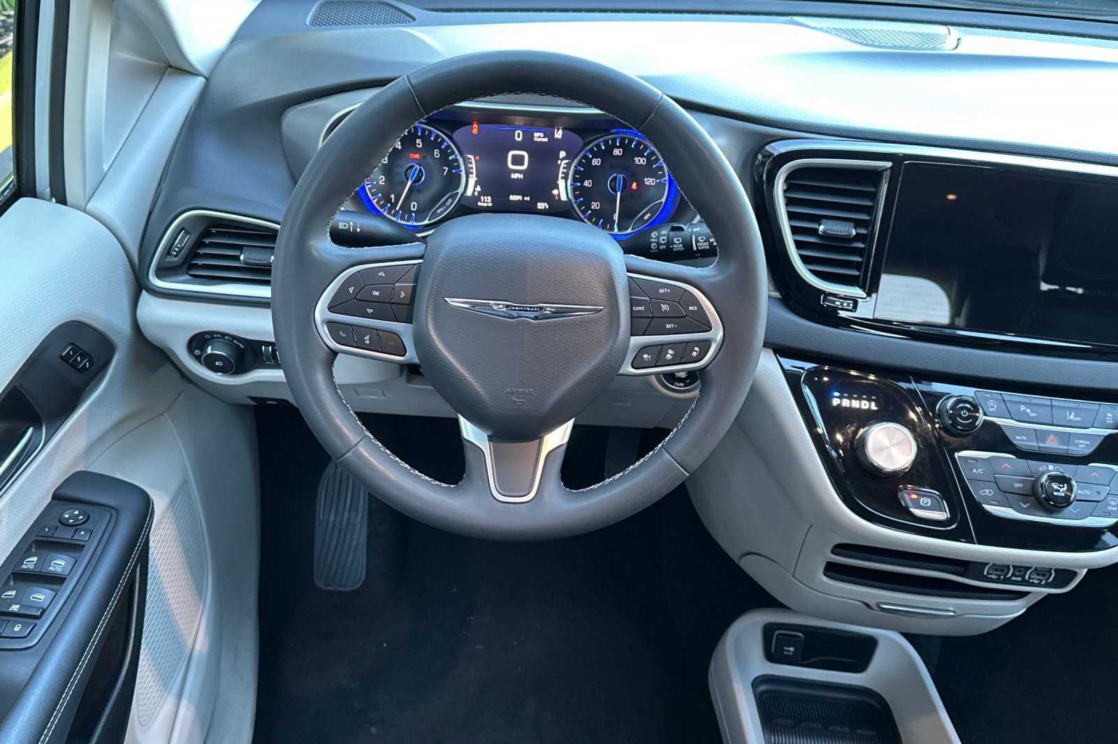 Certified 2023 Chrysler Pacifica Touring-L FWD image 14