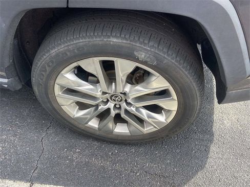 Used 2021 Toyota RAV4 XLE Premium image 5