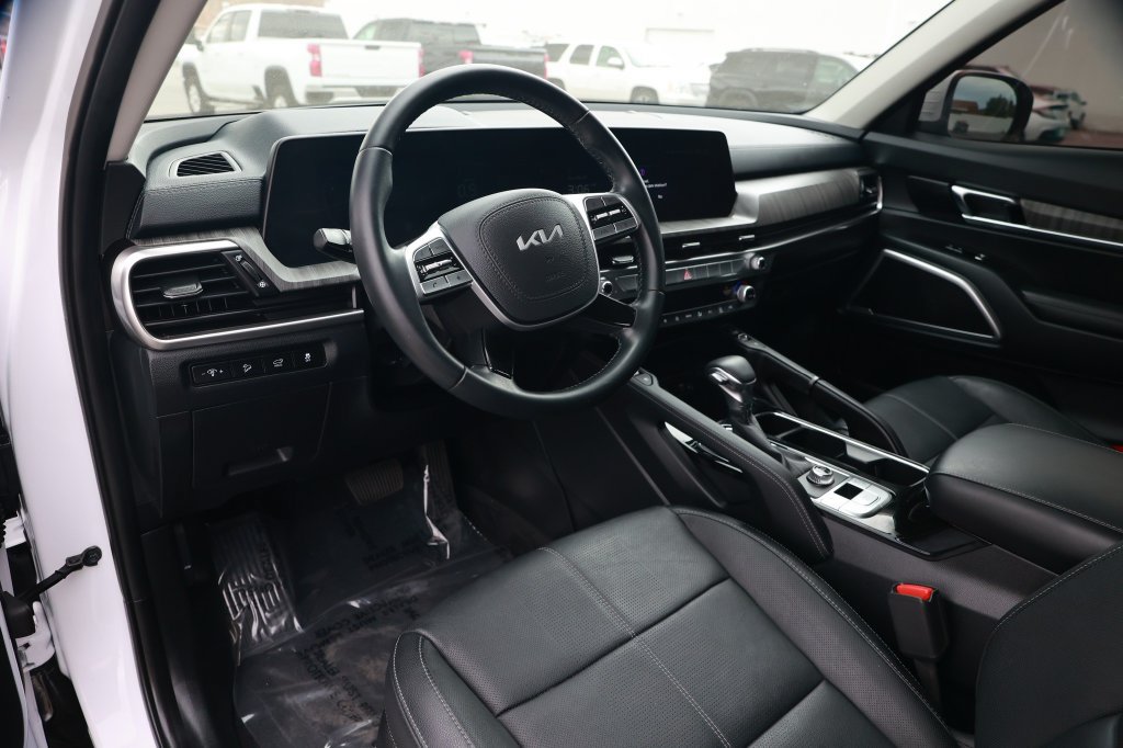 Used 2025 Kia Telluride EX w/ EX Captain's Chair Package FWD image 17