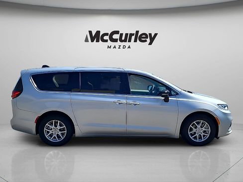 Used 2024 Chrysler Pacifica Touring-L FWD image 8