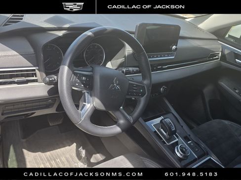 Used 2023 Mitsubishi Outlander SE image 4