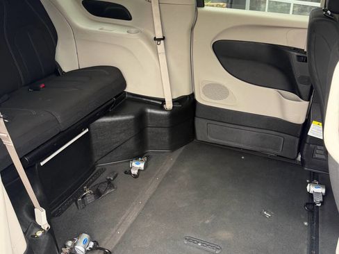 Used 2022 Chrysler Voyager LX FWD image 13