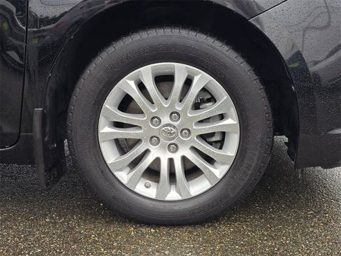 Used 2013 Toyota Sienna XLE image 9