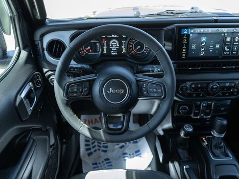 Used 2024 Jeep Gladiator Sport image 16