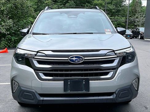 Used 2025 Subaru Forester Premium AWD/4WD image 2