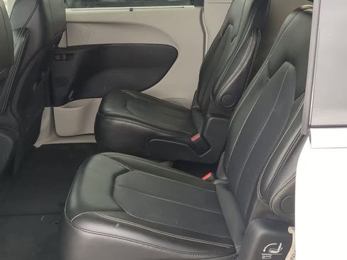 Used 2024 Chrysler Pacifica Touring-L image 18