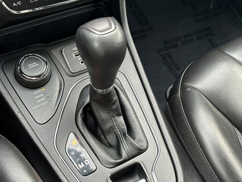 Used 2020 Jeep Cherokee Latitude Plus image 22