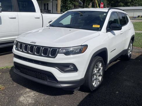 Used 2024 Jeep Compass Latitude AWD/4WD image 3