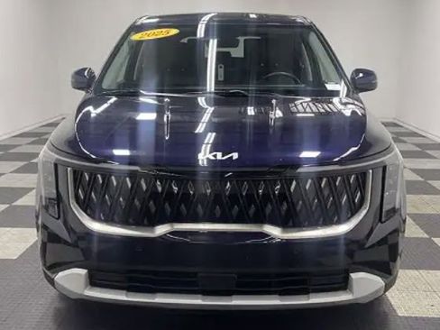 Used 2025 Kia Carnival FWD image 2