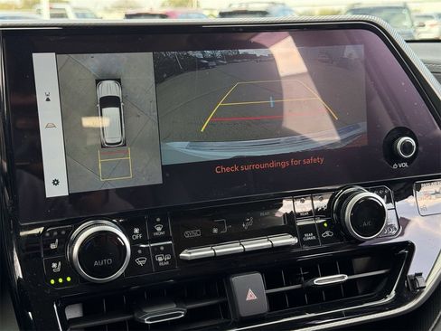 Used 2024 Toyota Highlander Platinum image 16