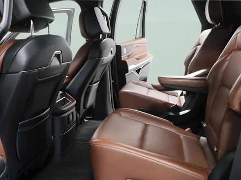 Used 2025 Lincoln Navigator Reserve AWD/4WD image 30