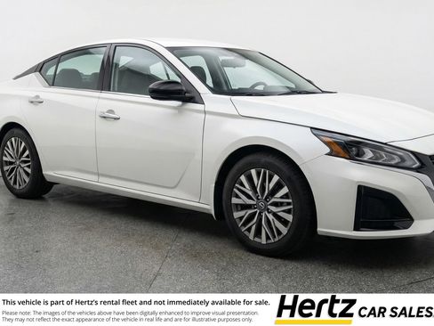 Used 2025 Nissan Altima 2.5 SV image 1