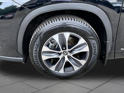 Used 2023 Toyota Highlander XLE AWD/4WD image 11