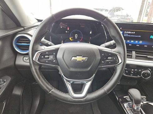 Used 2025 Chevrolet Trax LT w/ LT Convenience Package FWD image 23