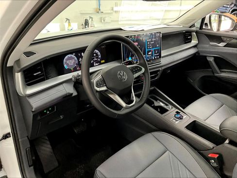 New 2026 Volkswagen Tiguan SE image 8