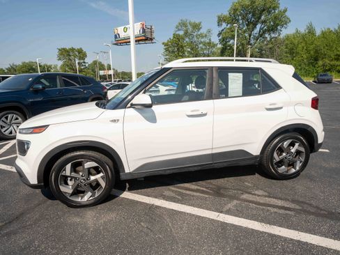 Used 2025 Hyundai Venue SEL FWD image 3