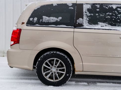 Used 2014 Dodge Grand Caravan R/T image 2