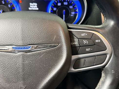 Used 2017 Chrysler 300 Limited image 19