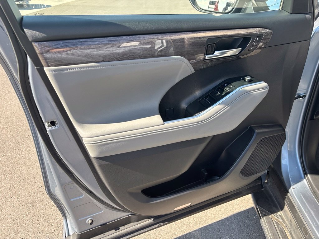 Used 2024 Toyota Highlander Platinum AWD/4WD image 5