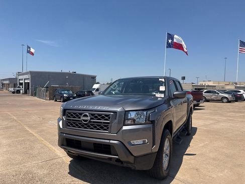 Used 2022 Nissan Frontier SV AWD/4WD image 6