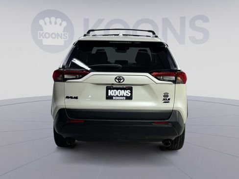 Used 2022 Toyota RAV4 XLE Premium image 11