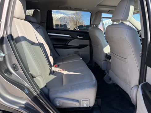Used 2017 Toyota Highlander XLE image 22
