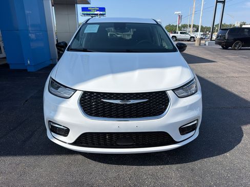 Used 2024 Chrysler Pacifica Touring-L FWD image 2