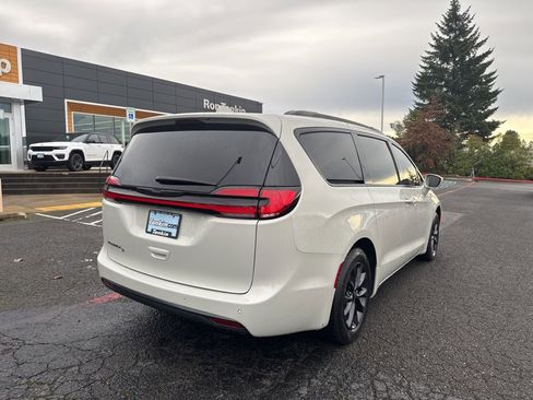 Used 2021 Chrysler Pacifica Touring w/ S Appearance Package image 7