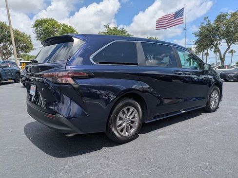 Used 2025 Toyota Sienna XLE FWD image 4