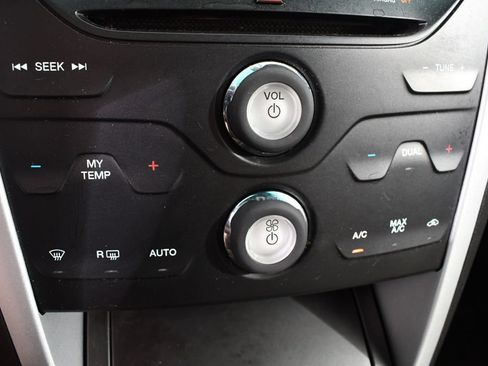 Used 2015 Ford Explorer XLT w/ Equipment Group 202B AWD/4WD image 30