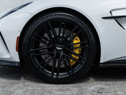 Used 2025 Aston Martin V8 Vantage Coupe RWD image 25