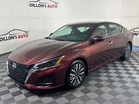 Used 2023 Nissan Altima 2.5 SV w/ SV Premium Package FWD image 2