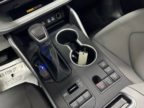 Used 2025 Toyota Highlander XLE image 40