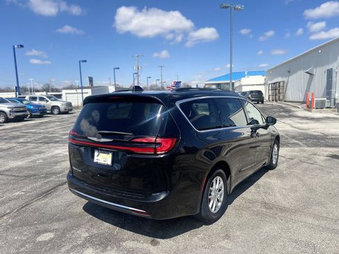 Used 2022 Chrysler Pacifica Touring-L FWD image 5