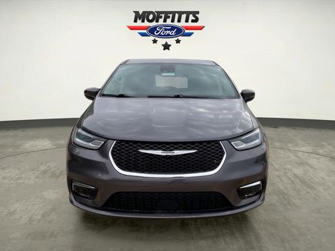 Used 2023 Chrysler Pacifica Touring-L image 8