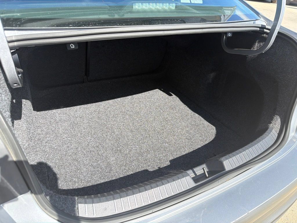 Used 2025 Volkswagen Jetta SE FWD image 25