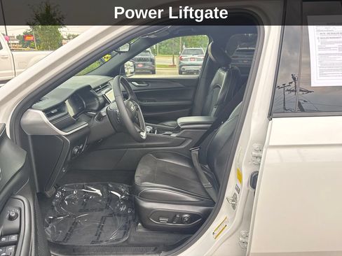 Used 2023 Jeep Grand Cherokee Altitude AWD/4WD image 12