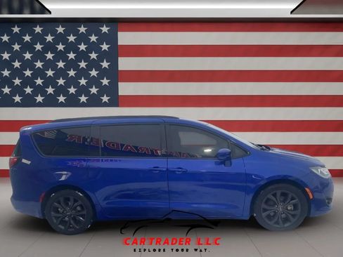 Used 2020 Chrysler Pacifica Touring-L Plus FWD image 5