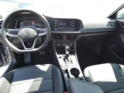 Used 2024 Volkswagen Jetta SE w/ Panoramic Sunroof Package image 11