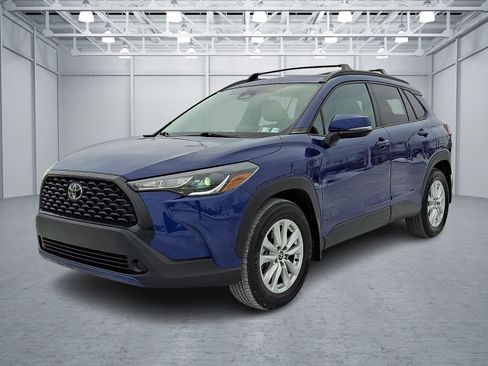 Used 2023 Toyota Corolla Cross LE image 3