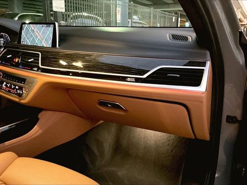 Used 2022 BMW 750i xDrive w/ Executive Package image 18