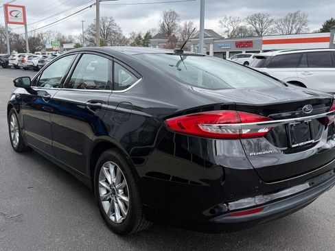Used 2017 Ford Fusion SE w/ Fusion SE Technology Package image 4