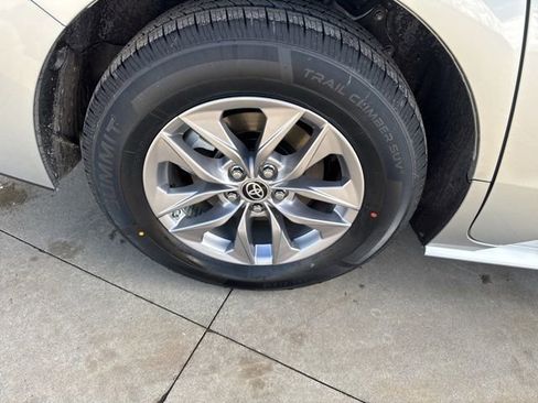 Used 2024 Toyota Sienna LE image 9