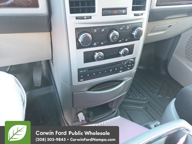 Used 2010 Chrysler Town & Country Touring w/ Entertainment Group #2 FWD image 14
