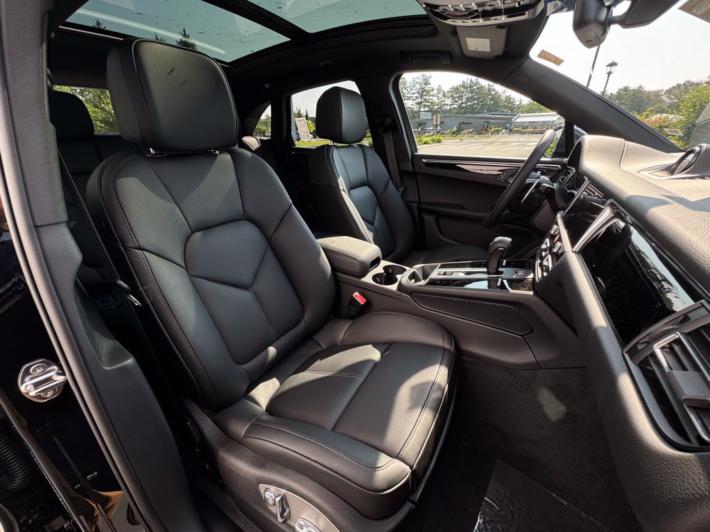 Certified 2025 Porsche Macan AWD/4WD image 29