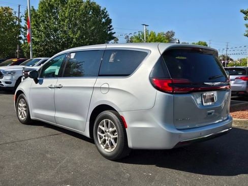 Used 2023 Chrysler Pacifica Touring-L FWD image 6