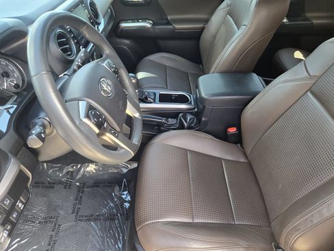 Used 2021 Toyota Tacoma Limited RWD image 3